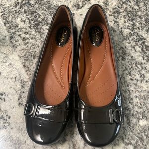 Like new Clark’s leather upper. Size 9.5.  Worn only a few times.